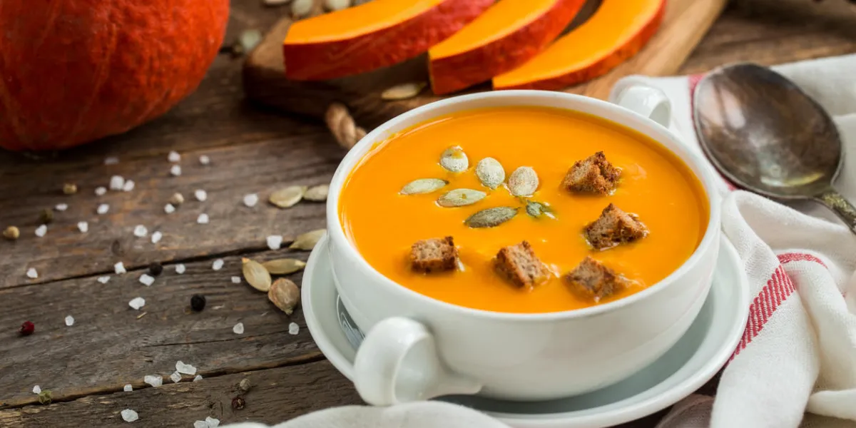 purée de potiron avec des graines et fond en bois