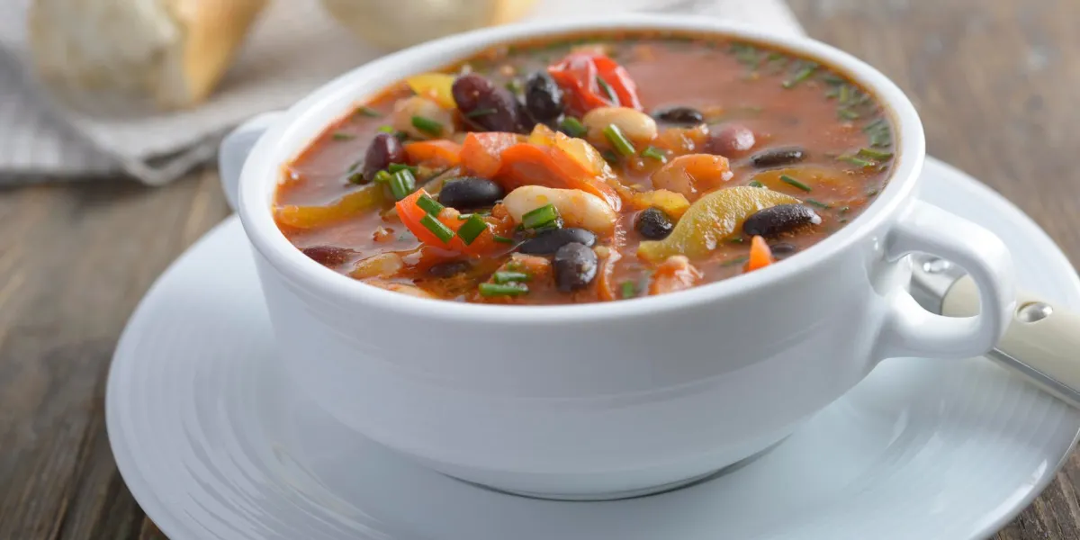 soupe de trois haricots sur une table rustique