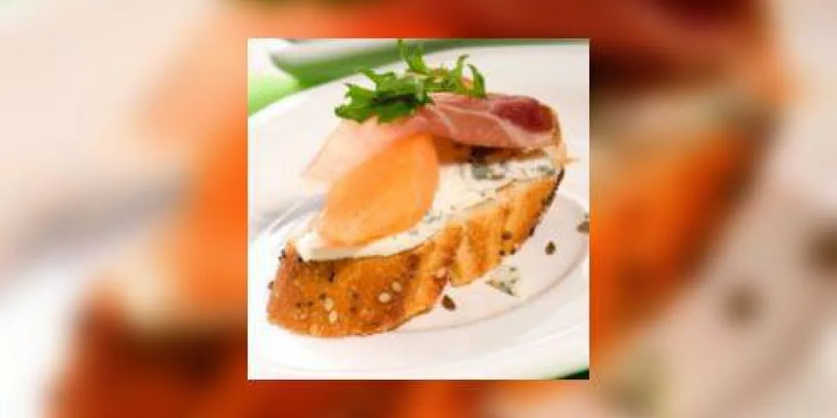 gros plan de deux délicieux canapés prosciutto-sandwiches à base de melon cantaloup, fromage bleu, jambon prosciutto et salade gros plan de deux délicieux canapés prosciutto-sandwiches à base de melon cantaloup, fromage bleu, jambon prosciutto et salade