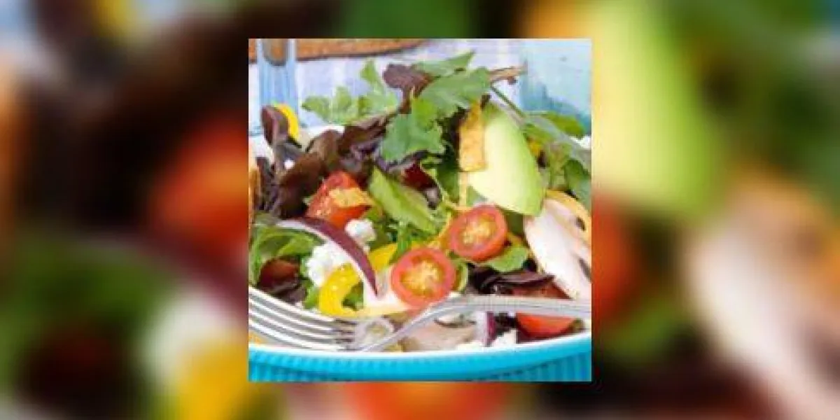 salade verte aux accents bleus vifs