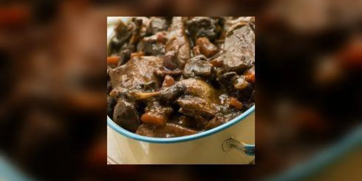 casserole de jeu d'hiver dans une cocotte casserole de jeu d'hiver dans une cocotte