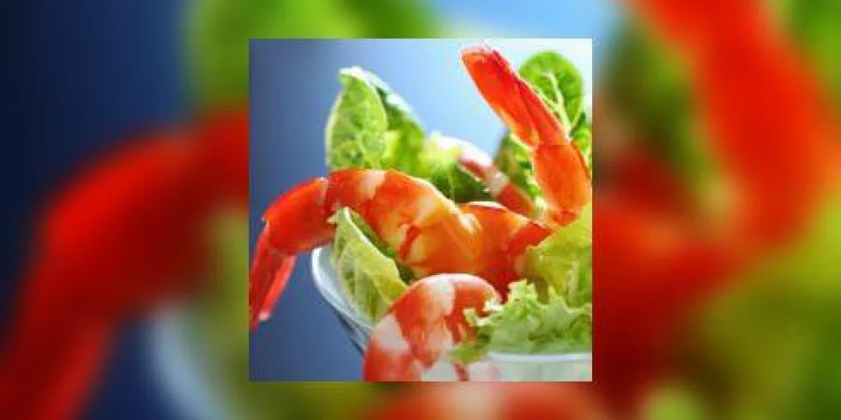 cocktail de crevettes avec bébé laitue et sauce crémeuse aux fruits de mer, dans un verre à martini