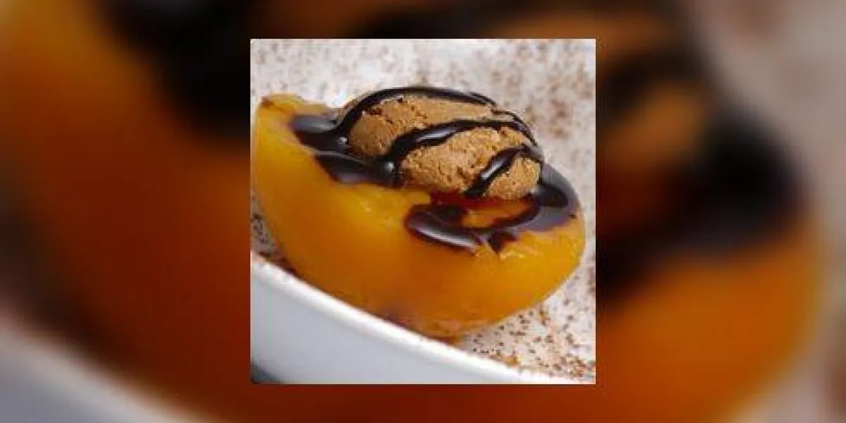 gros plan d'une pêche et cookie décoré avec du chocolat gros plan d'une pêche et cookie décoré avec du chocolat