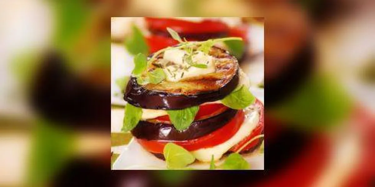 tranches d'aubergine, de tomate et de mozzarella grillées