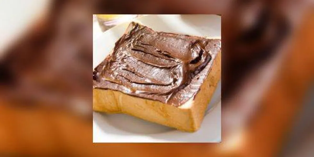 pain grillé avec sauce au chocolat sur la table