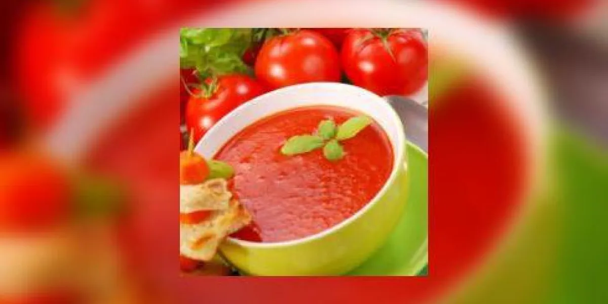 soupe à la tomate avec des croûtons