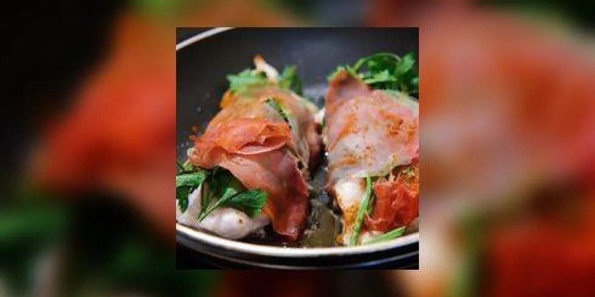 poitrine de poulet enveloppée dans du jambon de parme avec du persil poitrine de poulet enveloppée dans du jambon de parme avec du persil