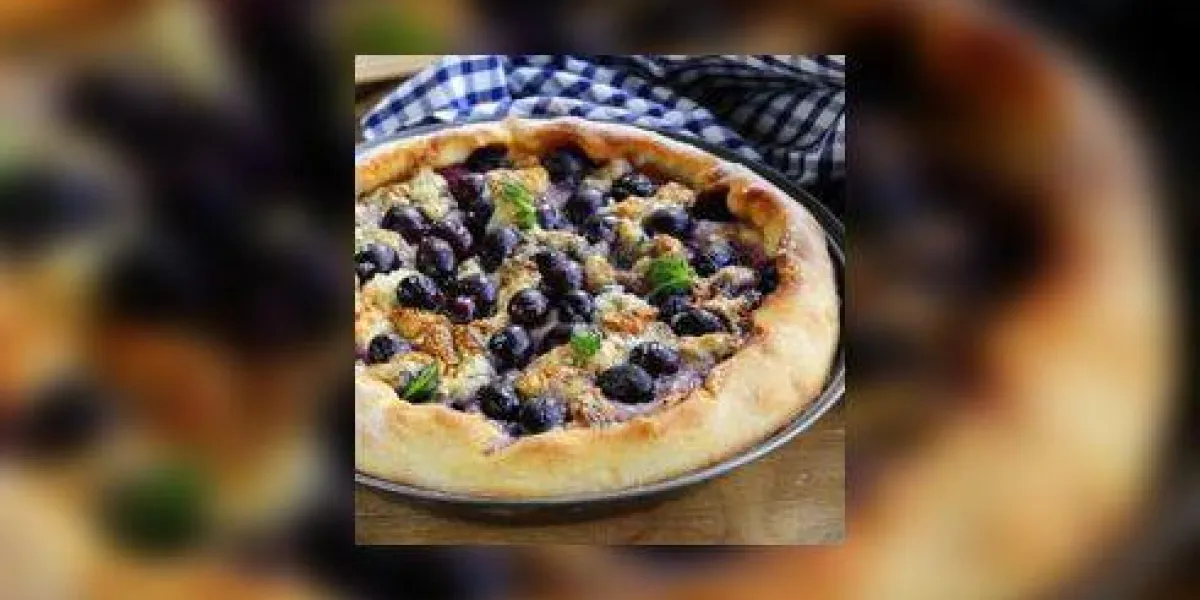 galette faite maison avec des raisins et du fromage bleu galette faite maison avec des raisins et du fromage bleu