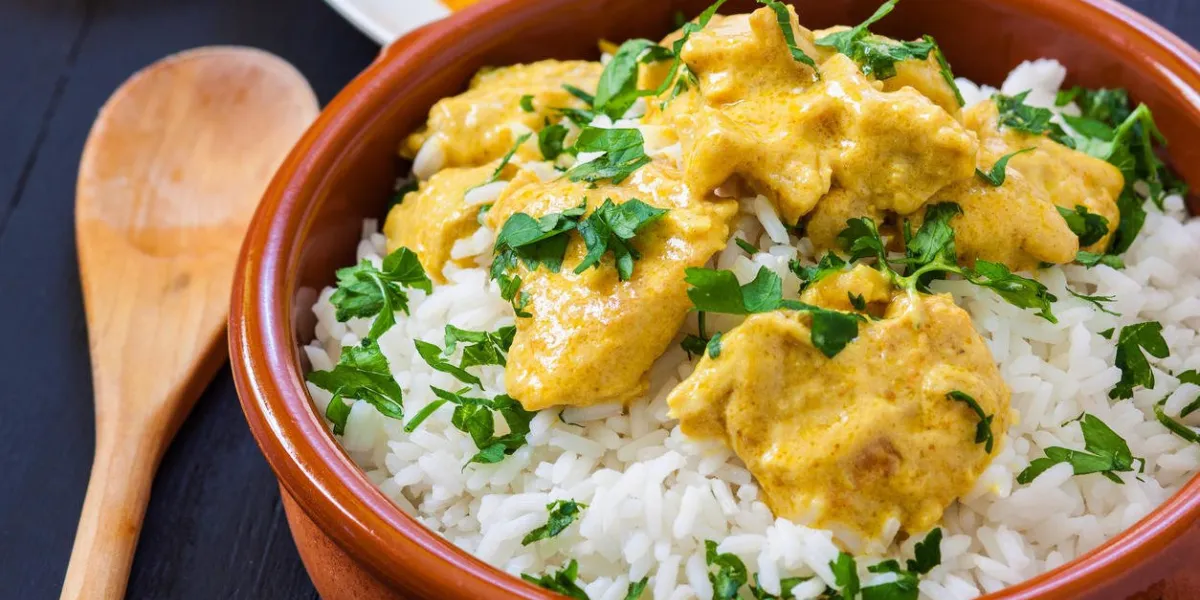 poulet au curry avec du riz bouilli et des épices poulet au curry avec du riz bouilli et des épices