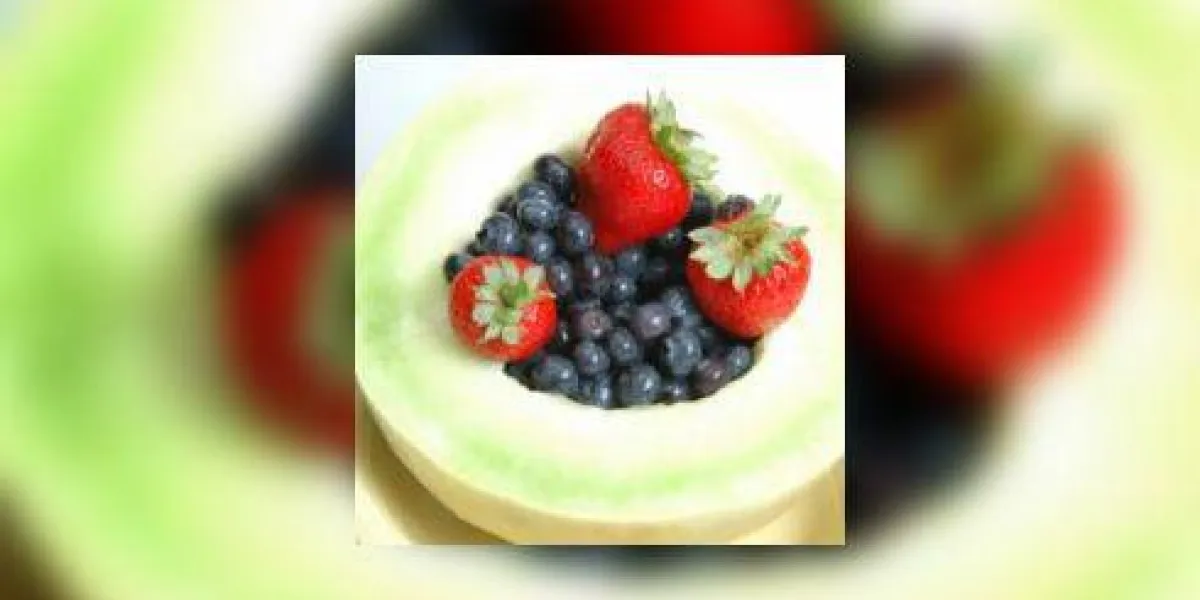 melon miel rempli de bleuets et de fraises dans un style de clé haute