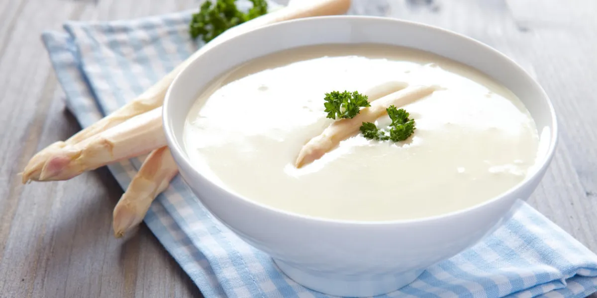 soupe d'asperges fraîches dans un bol avec du persil soupe d'asperges fraîches dans un bol avec du persil
