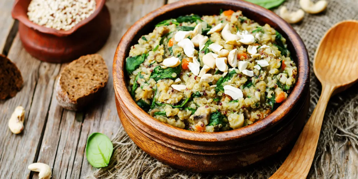 lentilles champignon épinards quinoa sur un fond de bois sombre tonification mise au point sélective lentilles champignon épinards quinoa sur un fond de bois sombre tonification mise au point sélective