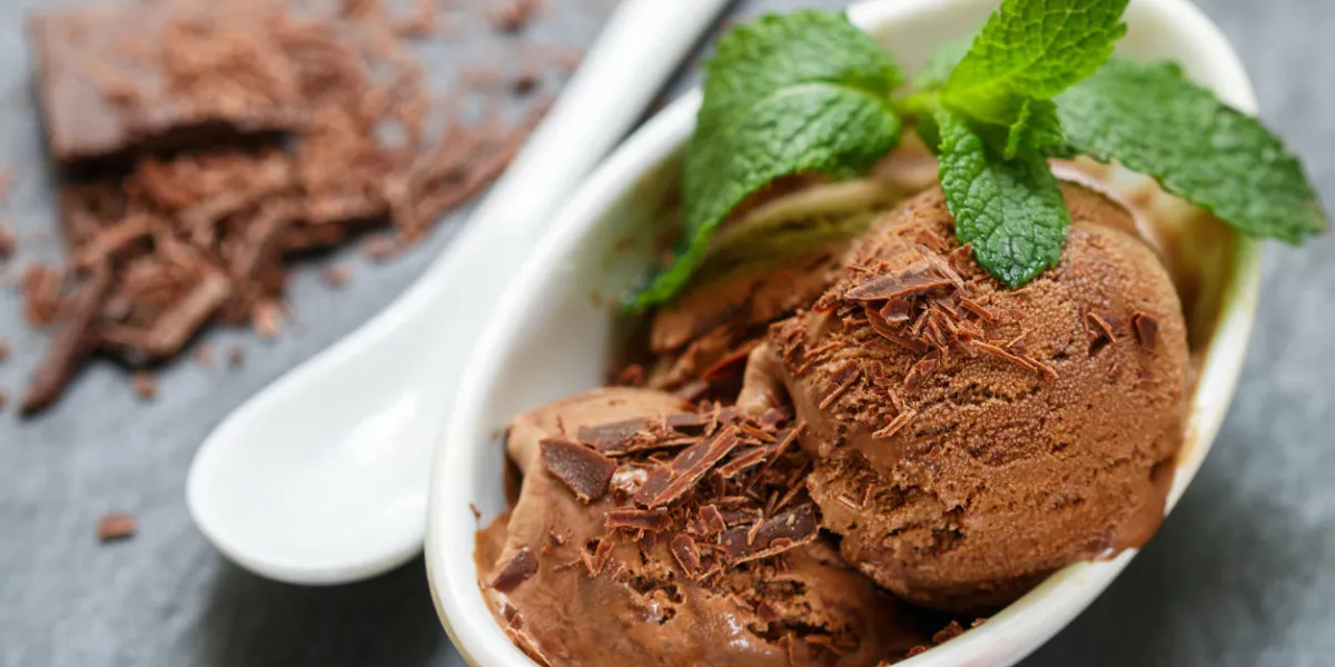 dessert d'été - crème glacée au chocolat avec des feuilles de menthe mise au point sélective