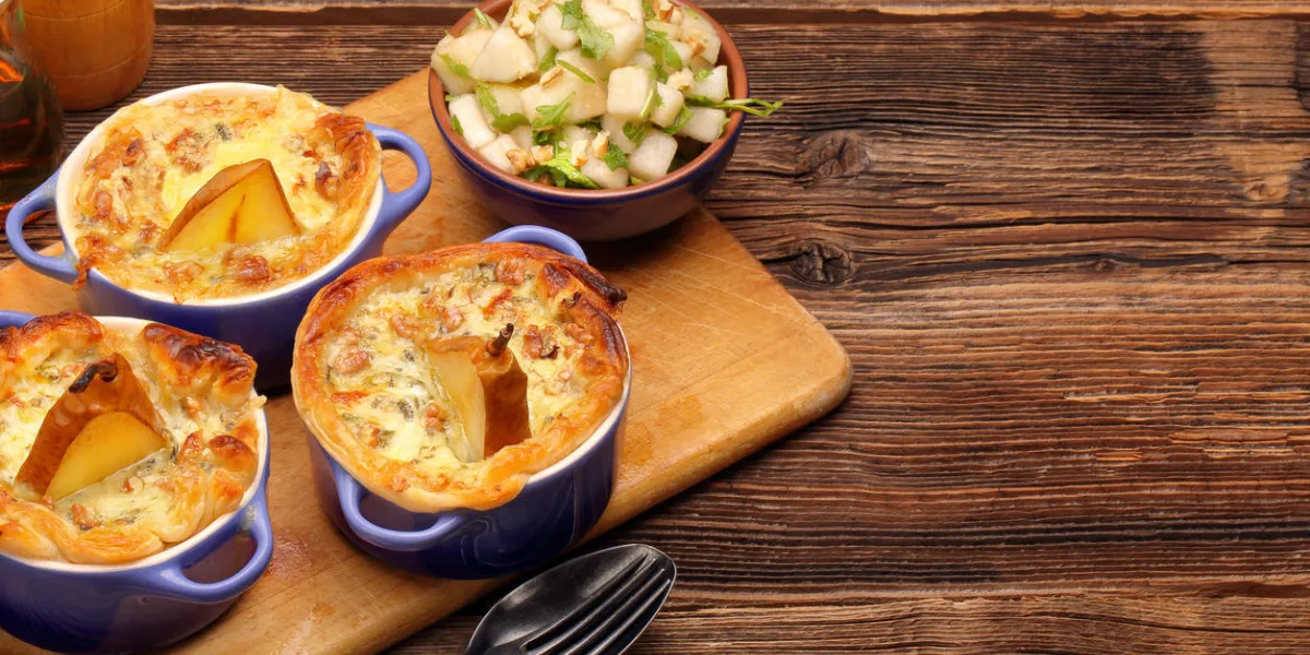 poire maison cuite au four avec du fromage bleu et des noix et un espace vide pour le texte