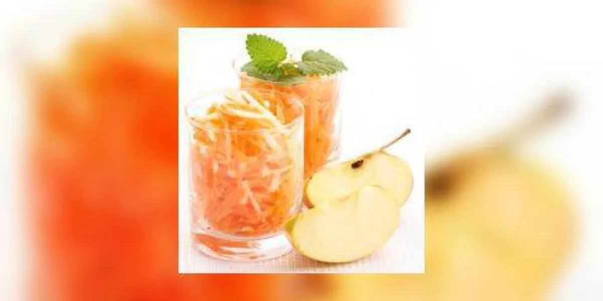 deux verres de carottes et salade de pommes - une alimentation saine