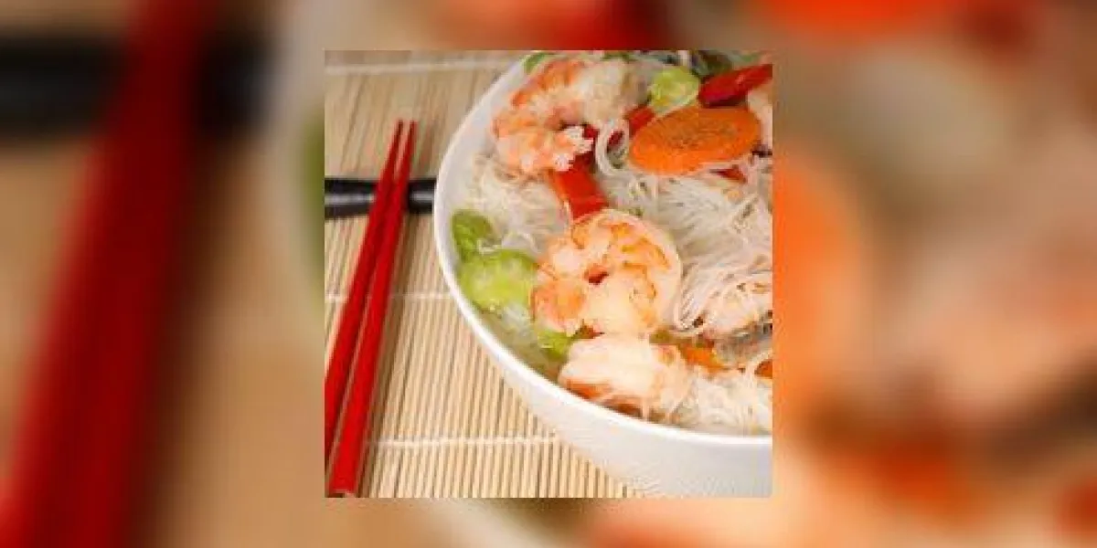 un bol de nouilles udon avec des légumes et des fruits de mer closeup un bol de nouilles udon avec des légumes et des fruits de mer closeup