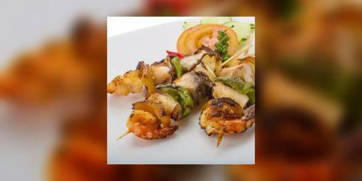 barbecue de fruits de mer - crevettes, calamars, thon