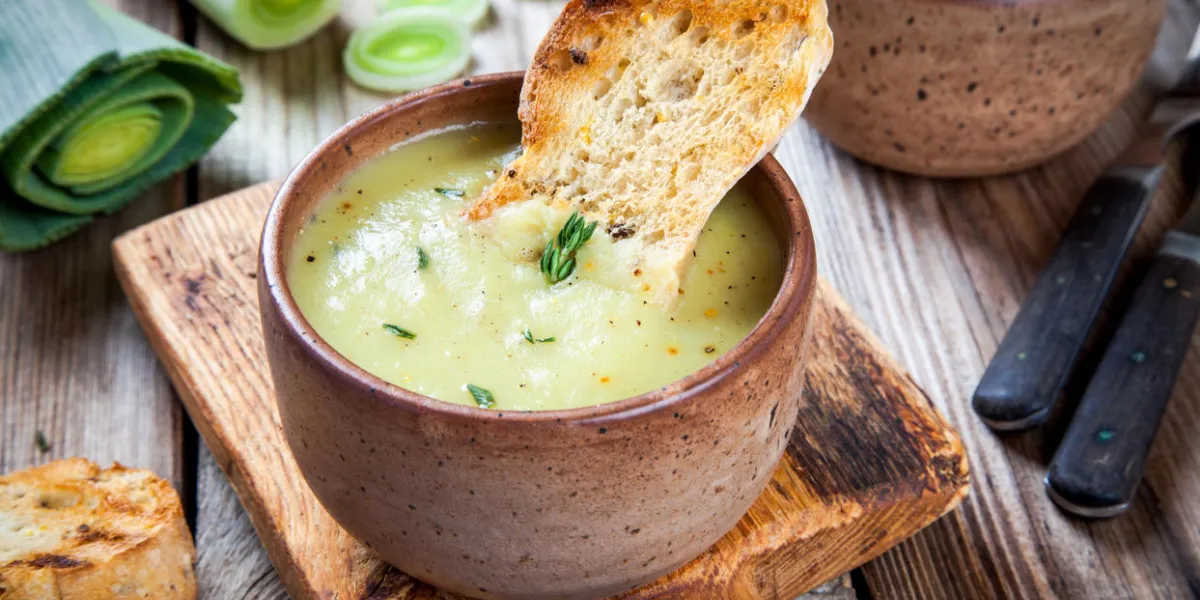 soupe de crème de poireaux maison avec croûtons sur la table en bois