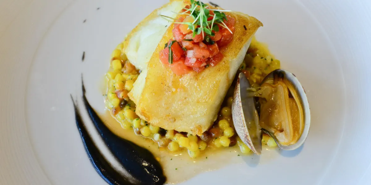 morue atlantique poêlée, fregola sarda, ail noir et vongole