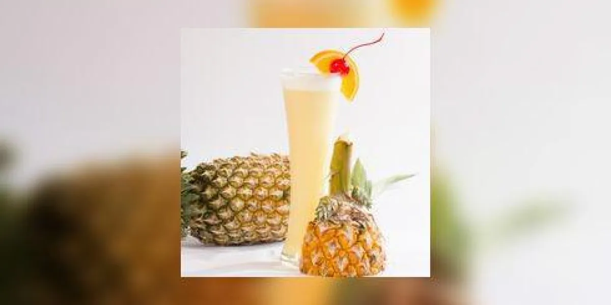 cocktail de lait avec des baies et tranche d'ananas isolé sur blanc cocktail de lait avec des baies et tranche d'ananas isolé sur blanc
