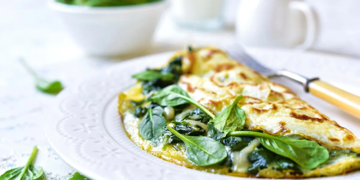 omelette farcie aux épinards et au fromage pour un petit-déjeuner