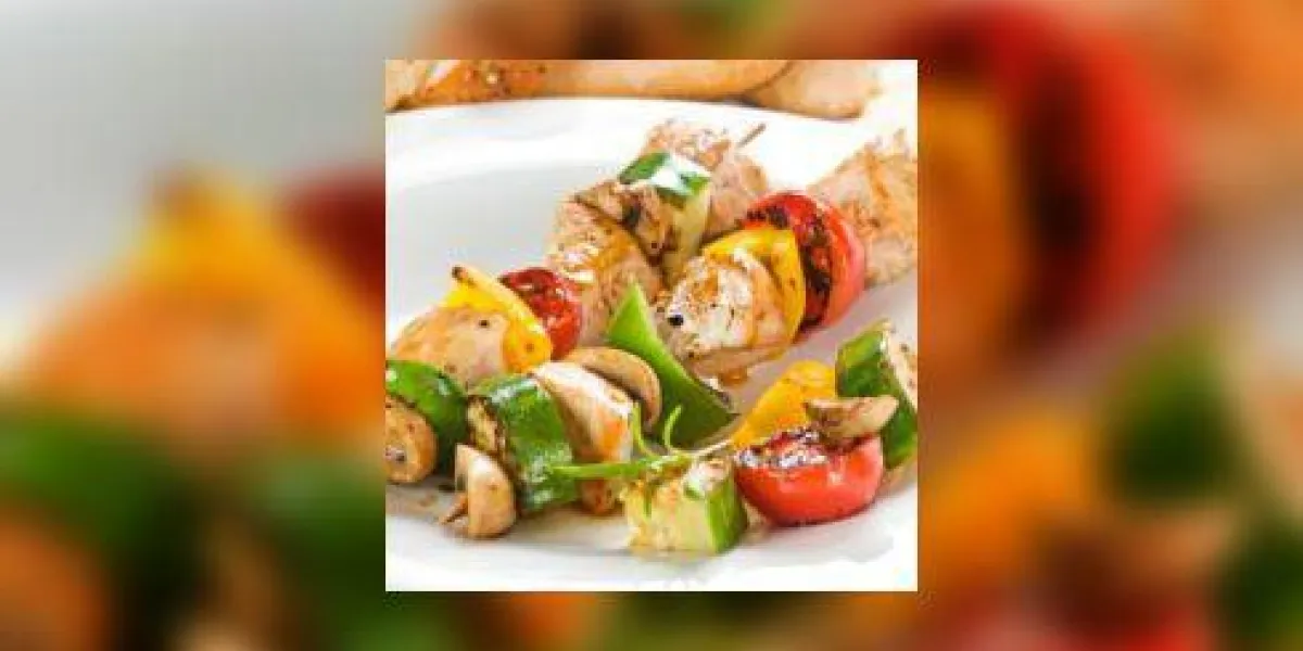 poulet grillé avec des légumes sur le bâton bouchent