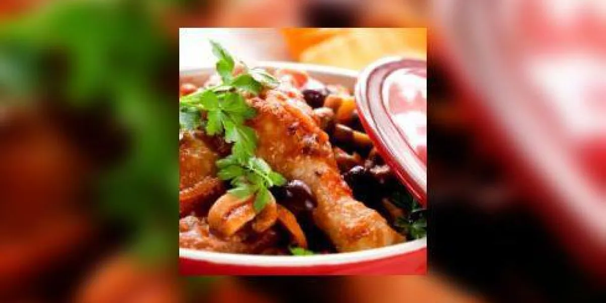 poulet cacciatore dans un pot mijoteuse rouge, prêt à servir dof peu profond poulet cacciatore dans un pot mijoteuse rouge, prêt à servir dof peu profond