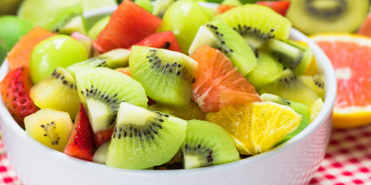 salade de fruits dans un bol blanc pour la santé