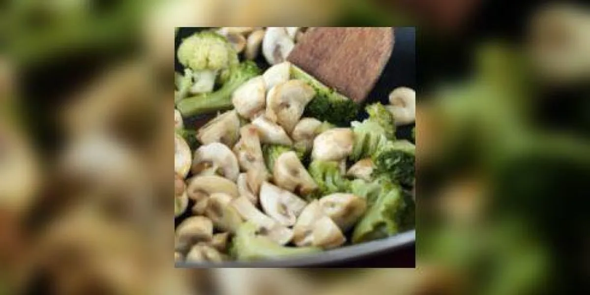 champignons frits et brocoli dans un wok