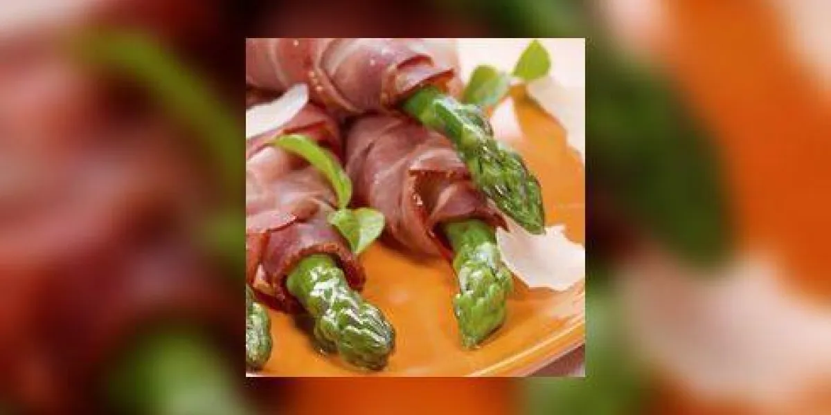 asperges croustillantes enveloppées dans du prosciutto frais et du parmesan asperges croustillantes enveloppées dans du prosciutto frais et du parmesan