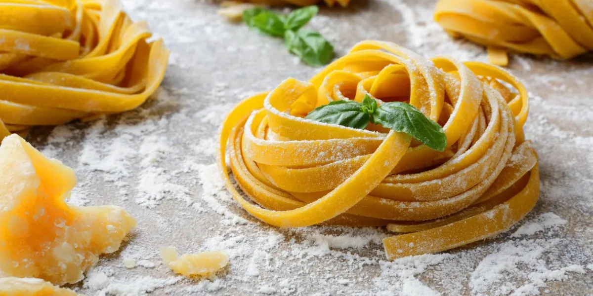 nid de pâtes tagliatelle maison gros plan nid de pâtes tagliatelle maison gros plan