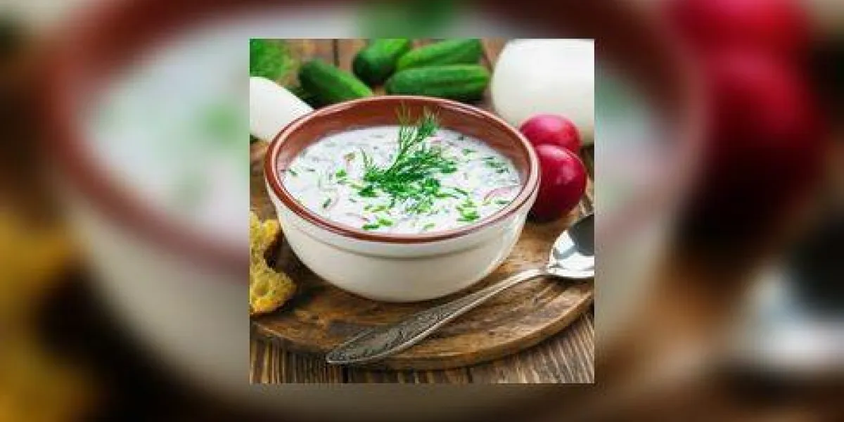 soupe d'été froide avec du yogourt et des légumes