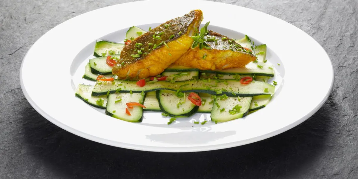 poisson, saumon avec des légumes frais poisson, saumon avec des légumes frais