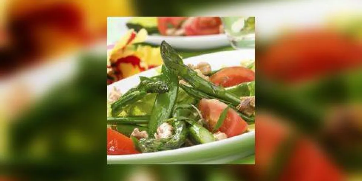 gros plan extrême d'assiette d'asperges, de pois mange-tout et de salade de tomates avec vinaigrette au gingembre verre de vin blanc flou dof peu profond gros plan extrême d'assiette d'asperges, de pois mange-tout et de salade de tomates avec vinaigrette au gingembre verre de vin blanc flou dof peu profond