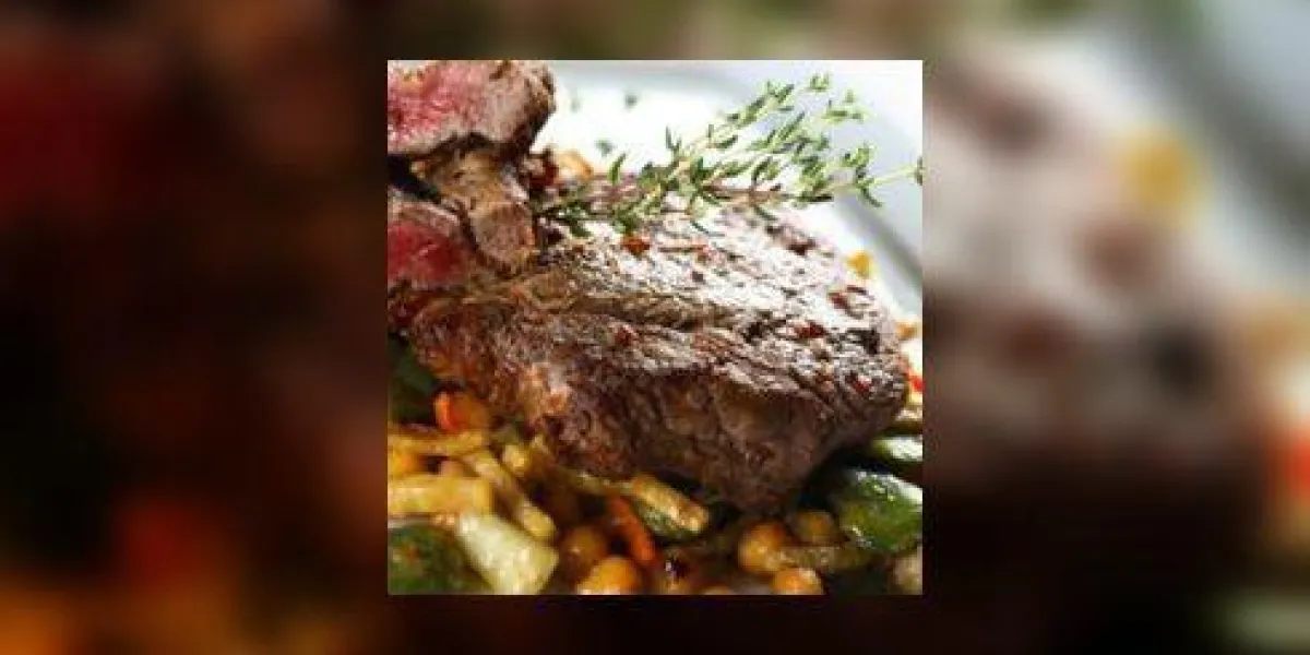 boeuf sur la plaque blanche