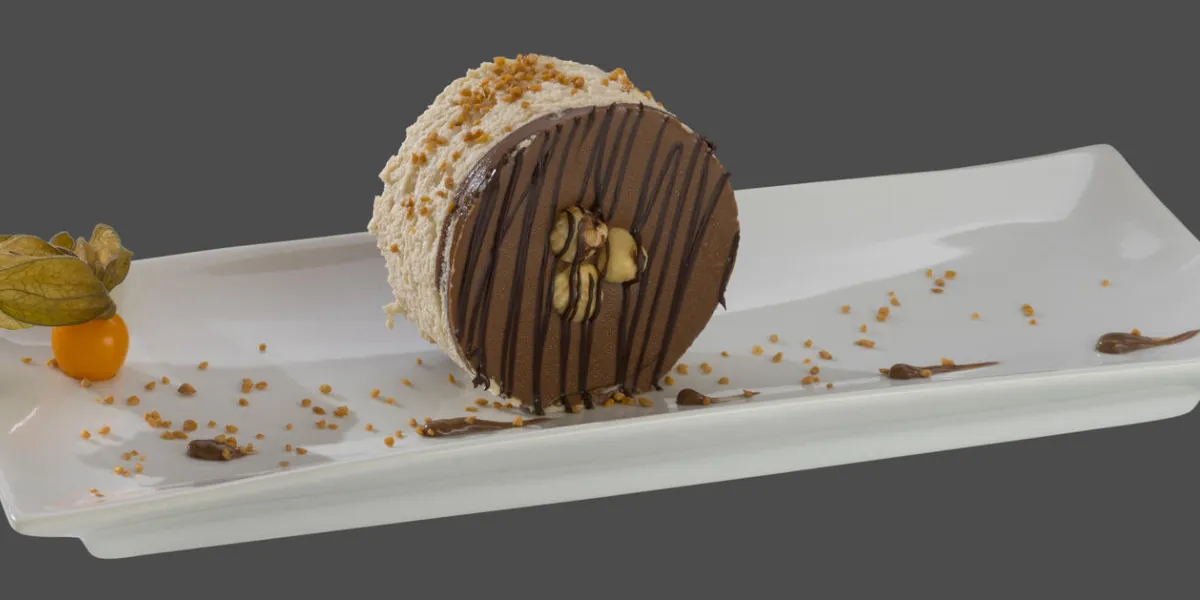 dessert au chocolat rond avec des noix sur une assiette dessert au chocolat rond avec des noix sur une assiette