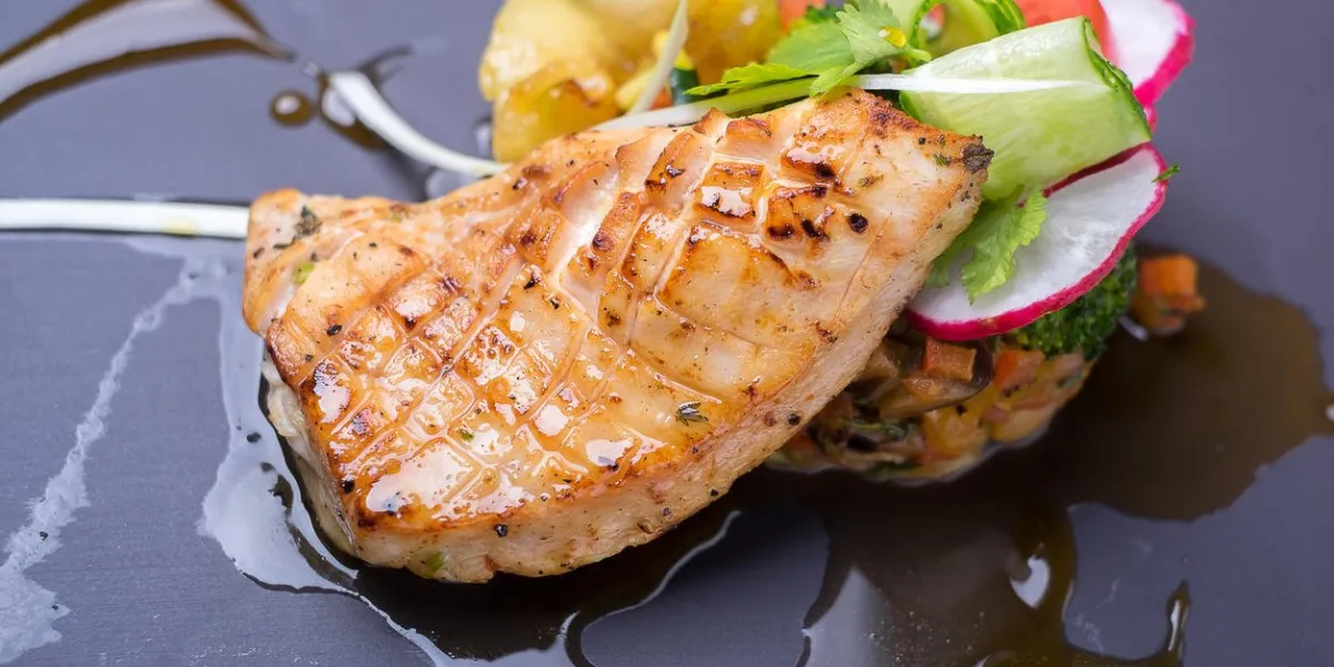 steak de poisson saumon grillé avec salade de légumes