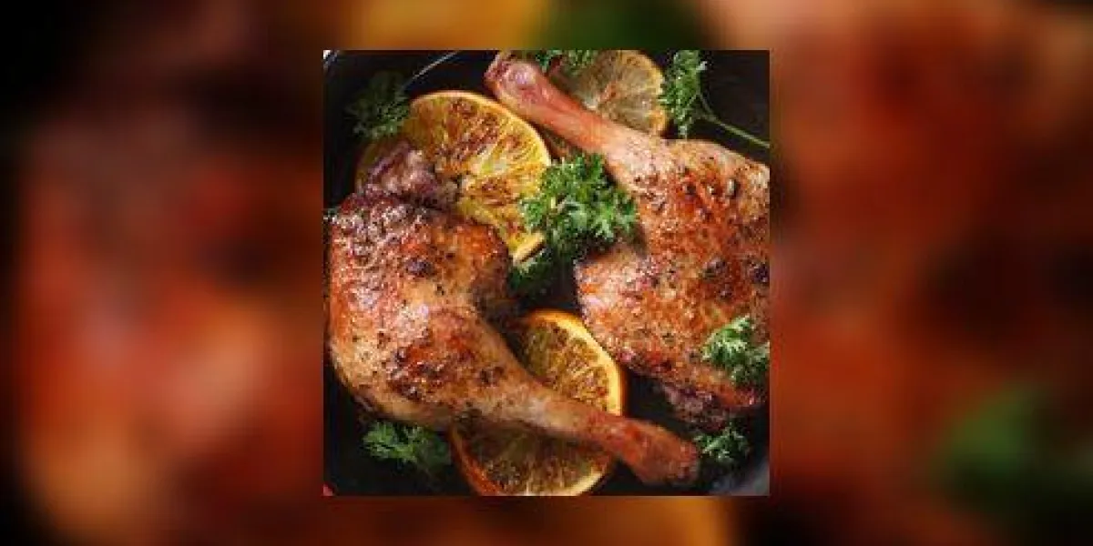 cuisse de canard rôtie aux oranges dans une casserole close-up vue horizontale d'en haut cuisse de canard rôtie aux oranges dans une casserole close-up vue horizontale d'en haut