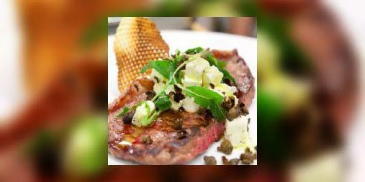 steak cuit rare avec câpres, croustilles et garniture au fromage