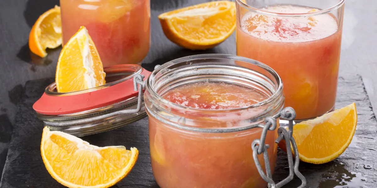 gelée d'agrumes dans un bocal en verre sur un fond noir d'ardoise maison pamplemousse orange gélatine dessert sain faible en gras et faible en calories repas