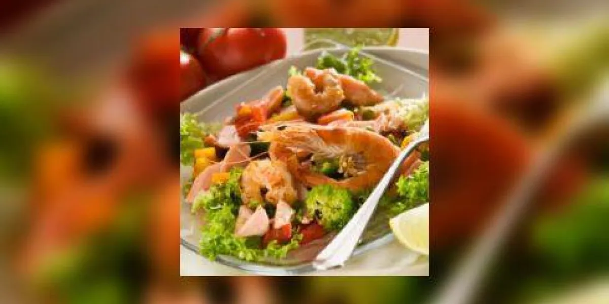 salade fraîche aux crevettes, saumon et légumes
