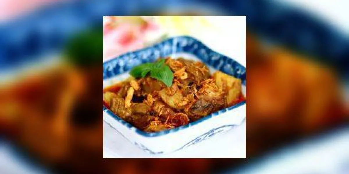 un bol de ragoût d'agneau avec des pommes de terre et des oignons frits