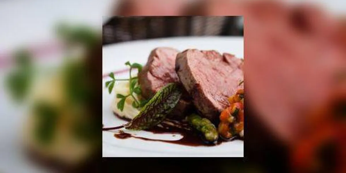 filet de veau avec ratatouille de légumes, purée de panais, sauce aux asperges et à la moelle osseuse