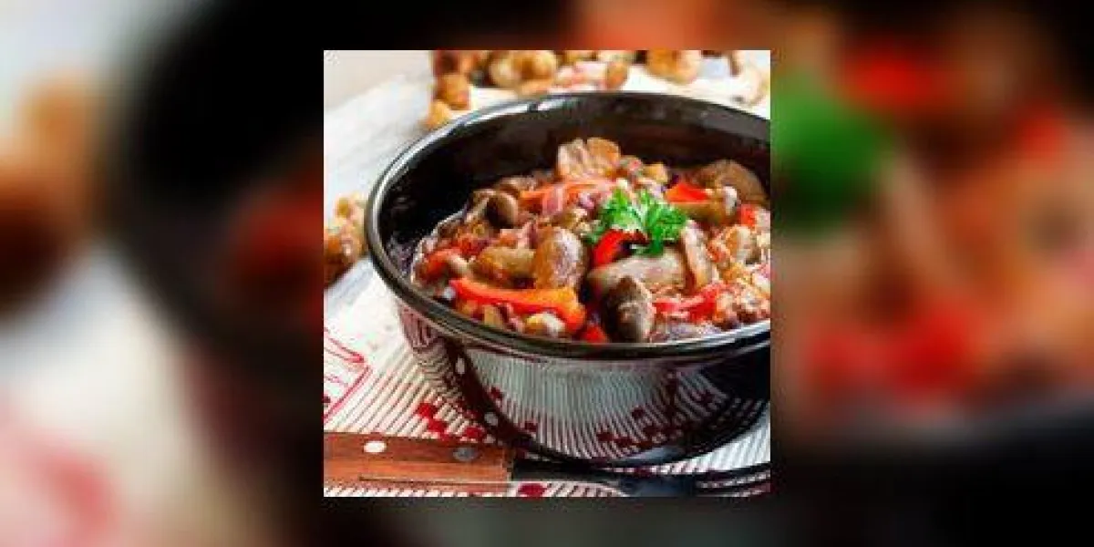 ragoût de champignons frais avec poivron rouge et persil ragoût de champignons frais avec poivron rouge et persil