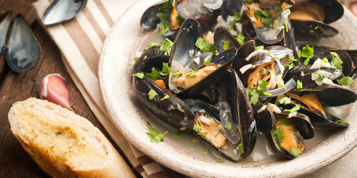 moules marinieres - mussels cooked with white wine sauce