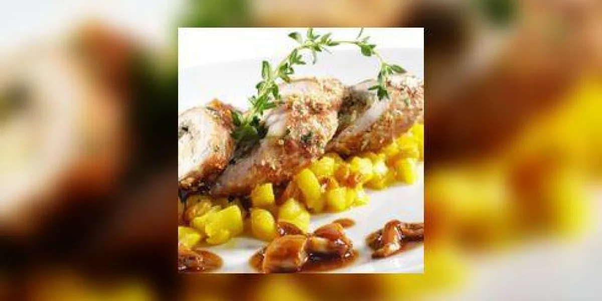 rouleau de porc sur chutney aux pommes servi avec sauce verte et champignons rouleau de porc sur chutney aux pommes servi avec sauce verte et champignons