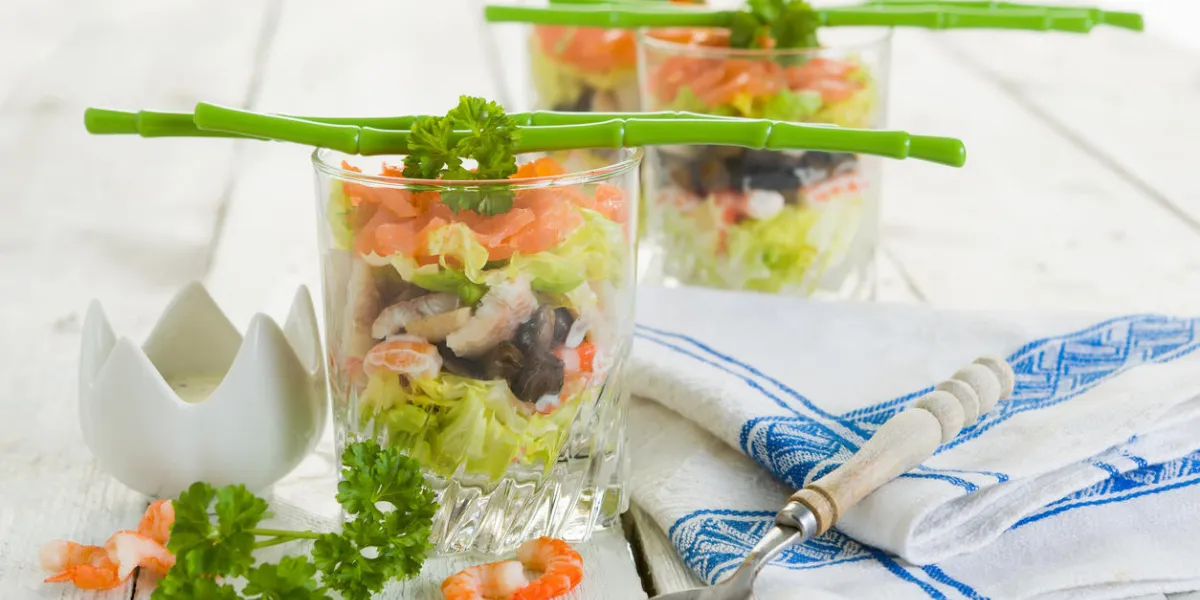 verrines de fruits de mer au saumon fumé, crevettes, anguilles et salade