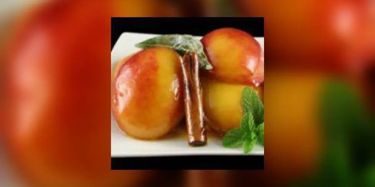 nectarines pochées avec yogourt au miel et sirop de noix et un bâton de cannelle nectarines pochées avec yogourt au miel et sirop de noix et un bâton de cannelle