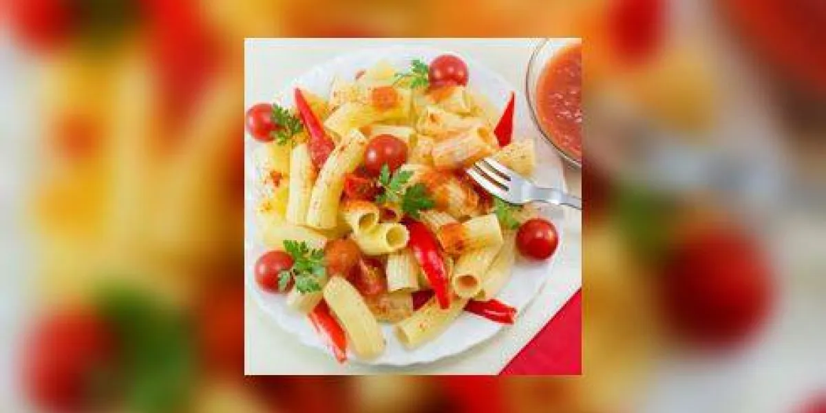 macaroni aux tomates cerises, persil et poivron rouge servi avec une sauce tomate et une fourchette, sur une table avec une serviette rouge