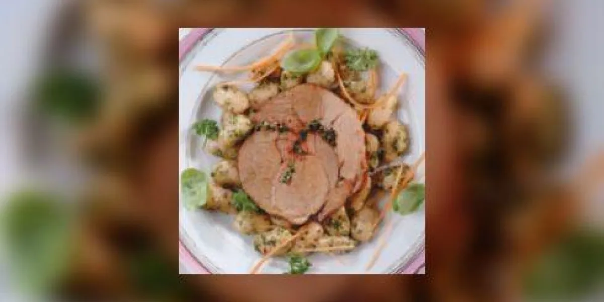 viande rôtie et menthe sur plaque, directement au-dessus viande rôtie et menthe sur plaque, directement au-dessus